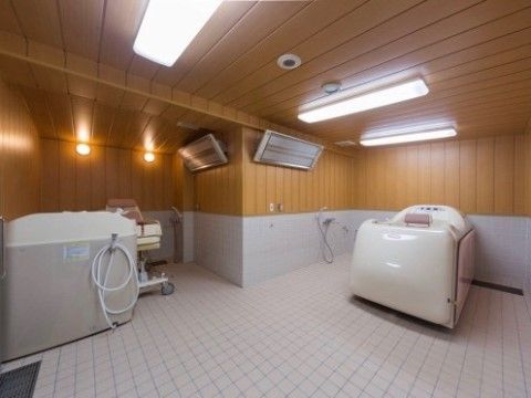 介護浴槽が離れて２台設置されている、広いスペースのある浴室