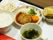 食事は一汁三菜でメインは野菜を添えたハンバーグである。サラダとバナナとありバランスの取れた食事になっている。