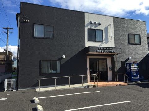2階建ての建物と駐車場