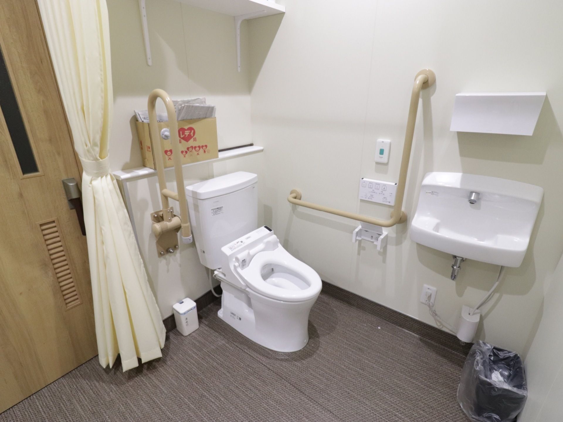 ドアの直近に配置されており、床面は足元も広くスムーズに移動できる。衛生器具の周囲の空間が広く、閉塞感のない作りである。