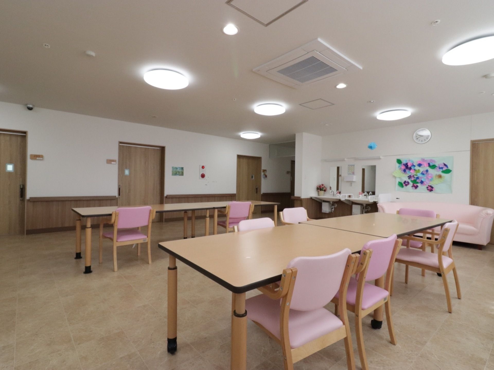 お部屋の内装色が、上半分は白そして下半分は茶色とツートン仕様となっており、落ち着いた雰囲気のお部屋となっている。