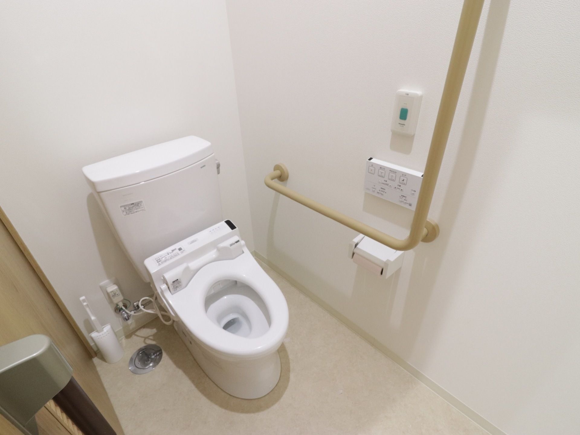 内装色が白基調であり、明るいトイレとなっている。清掃が行き届いており、足元が広く移動しやすい作りとなっている。