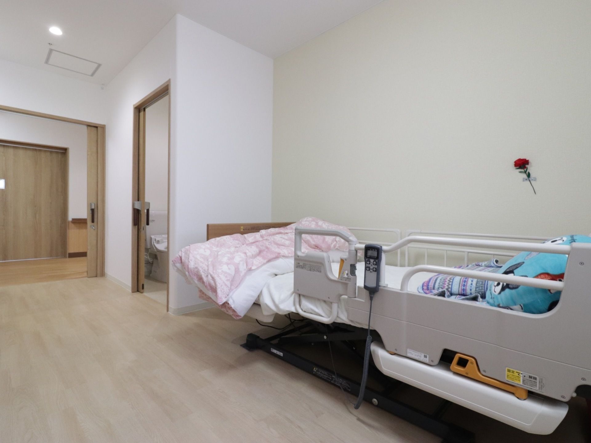 白基調の内装色で、明るい個室となっている。入り口ドアから奥までの見通しが良く、移動や往来のしやすい作りである。