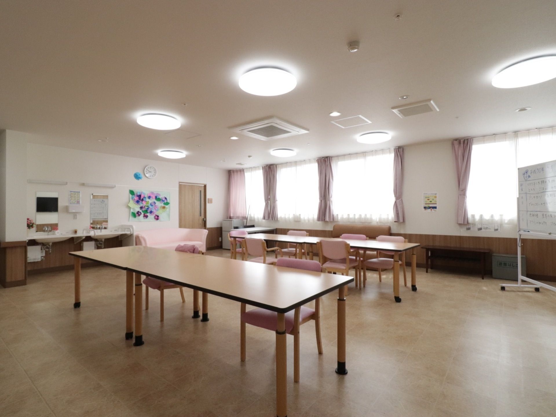 テーブルと椅子が複数設置されたリビング