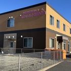 ツートーンカラーの2階建ての建物