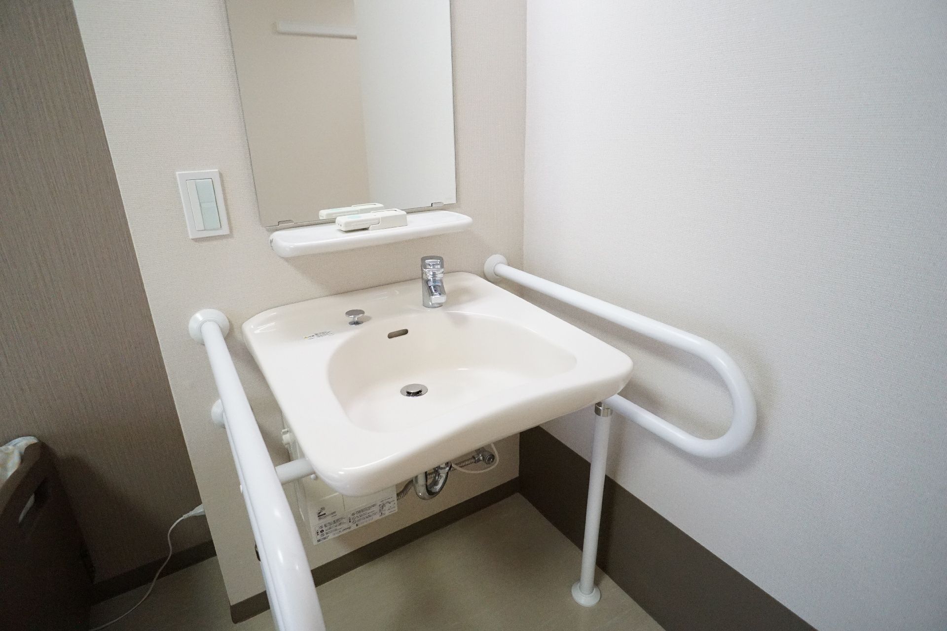 洗面台に手すりがついている居室