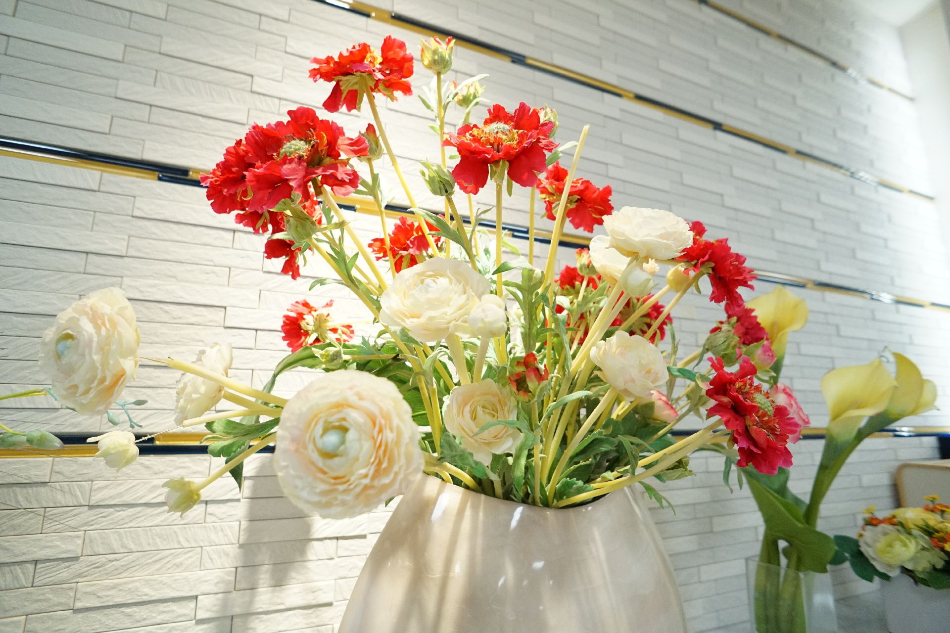 白と赤の花が生けられている花