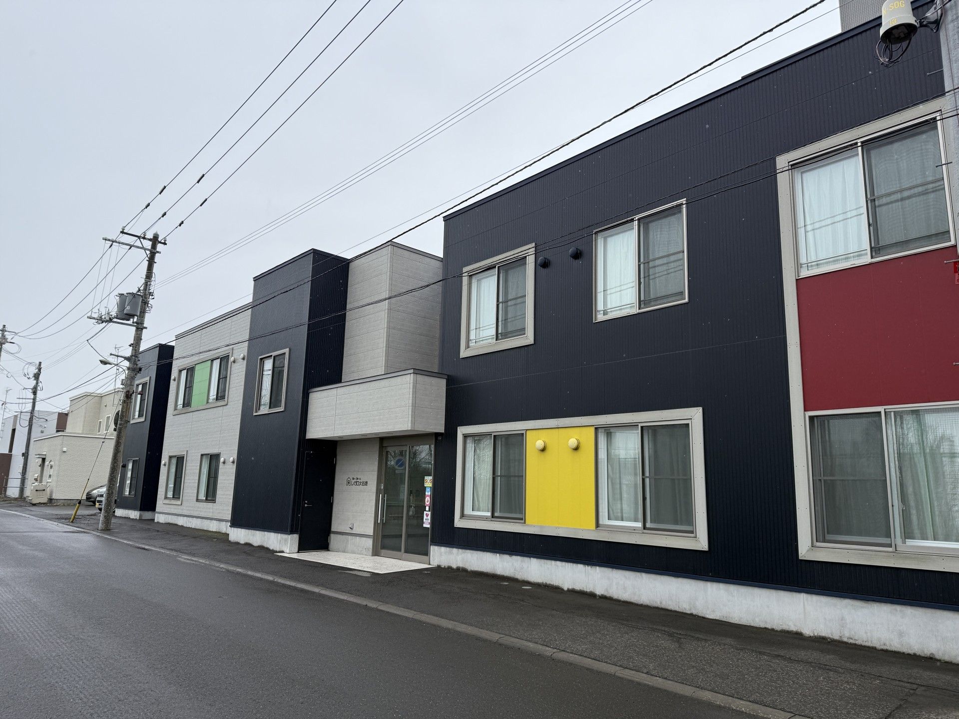 ２階建ての介護施設の外観