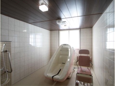 日の光が当たる浴室