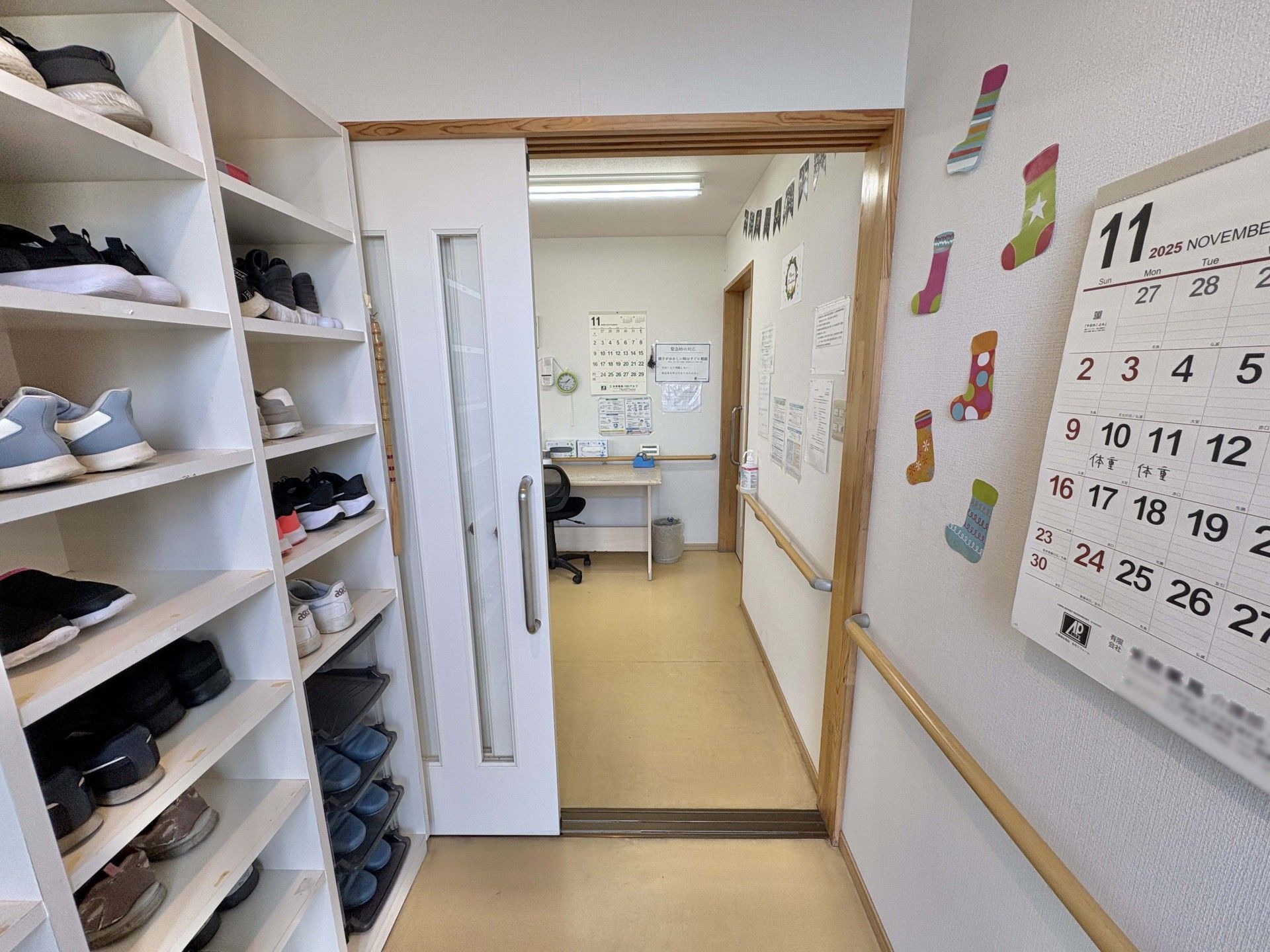 靴棚とカレンダーのある廊下
