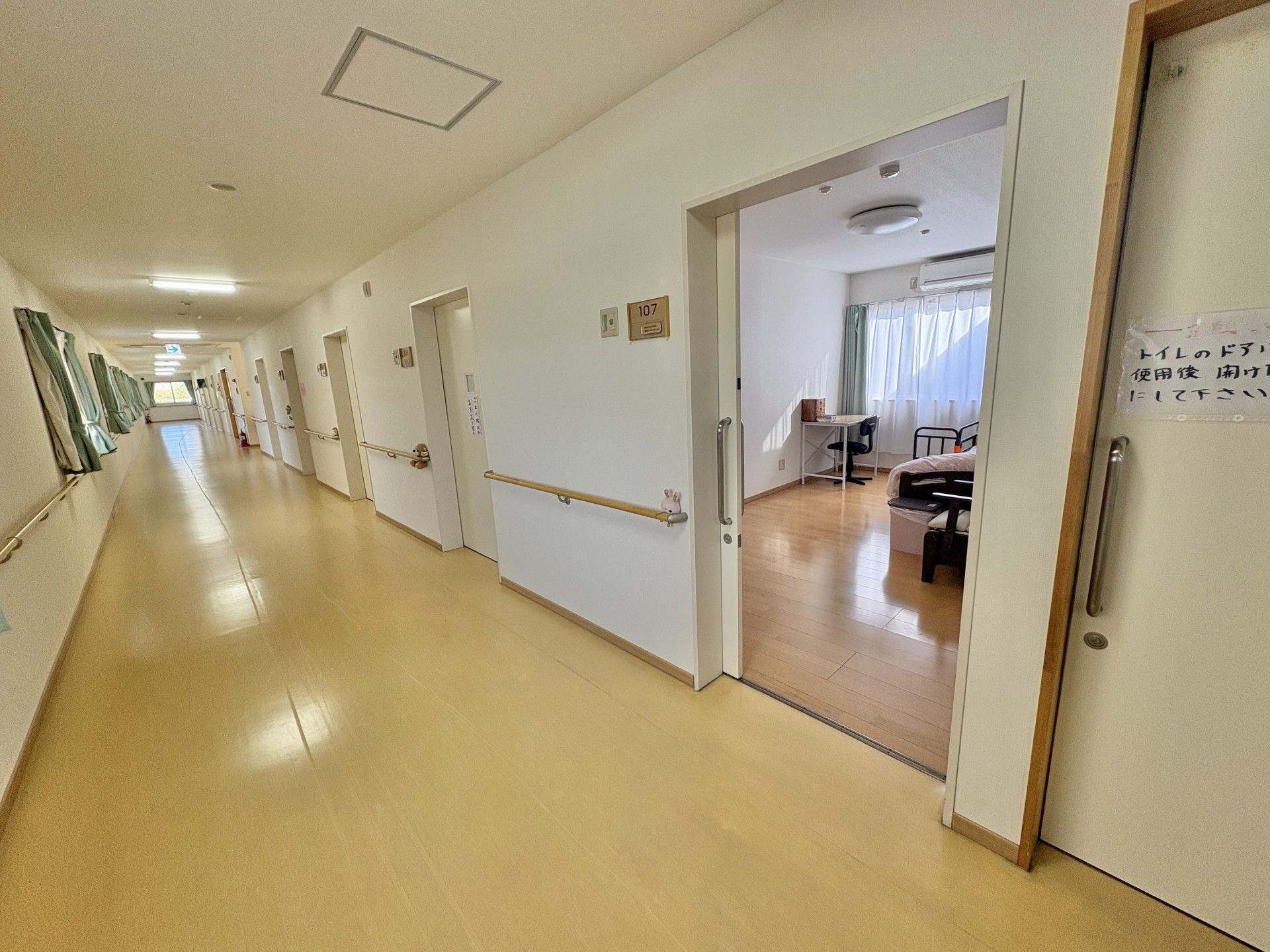 明るい廊下と居室