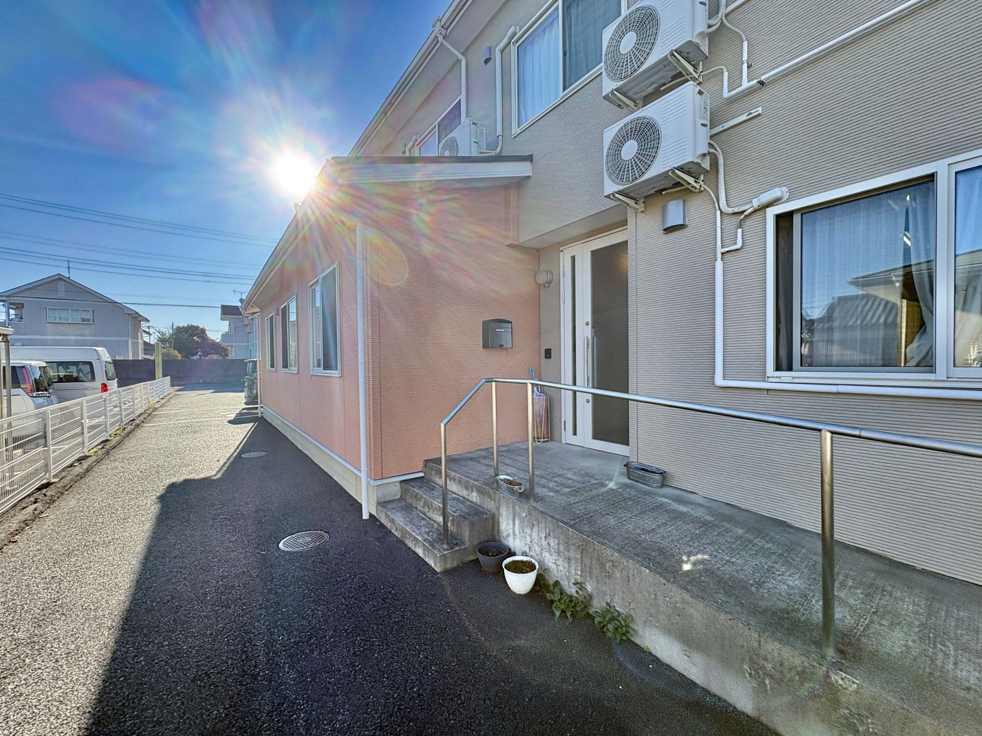 日差しが差し込む玄関