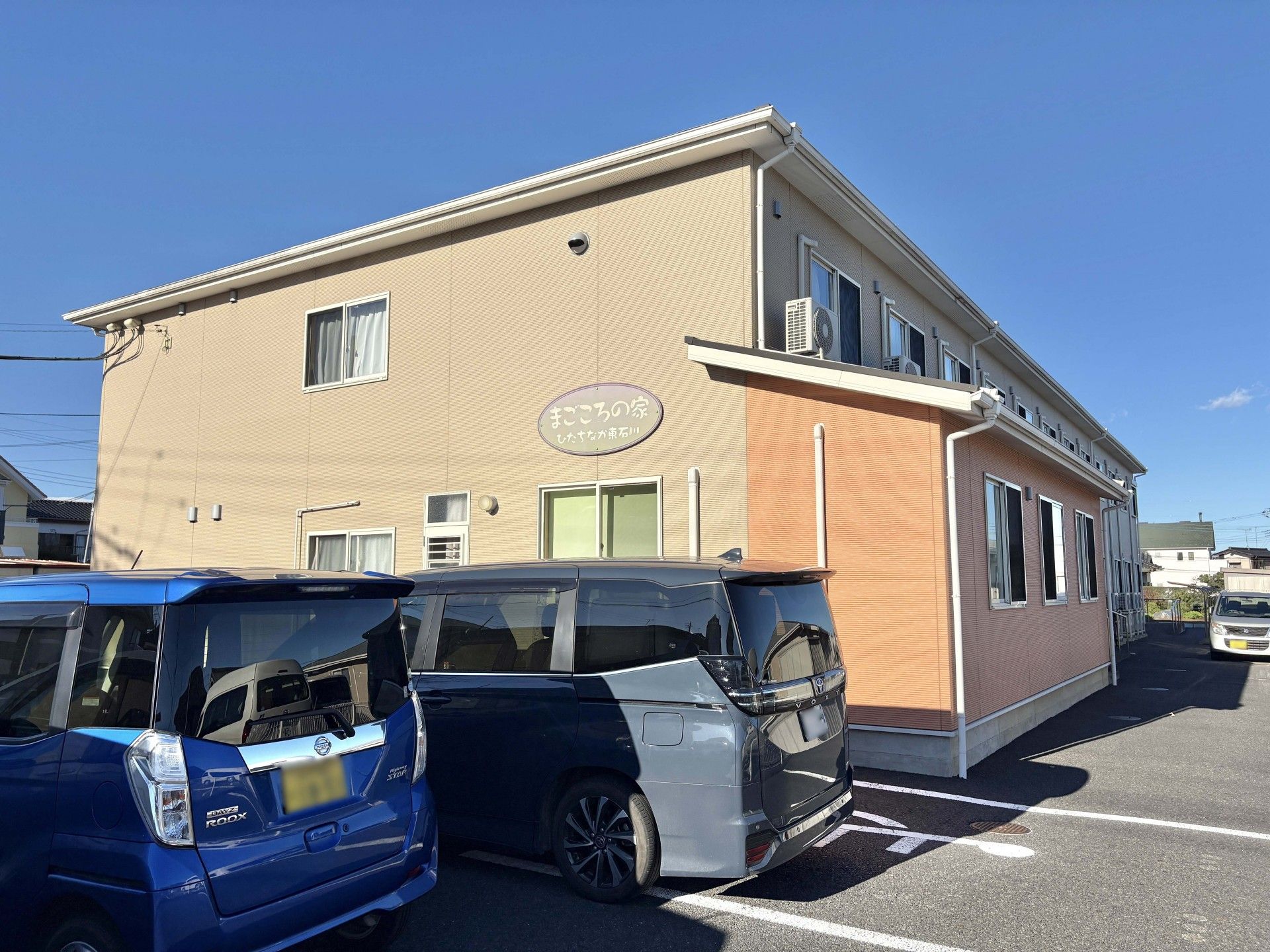 駐車場のある建物外観