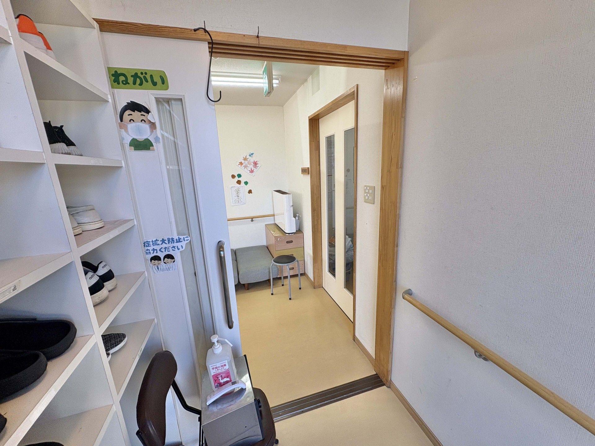 靴棚と手すりのある廊下