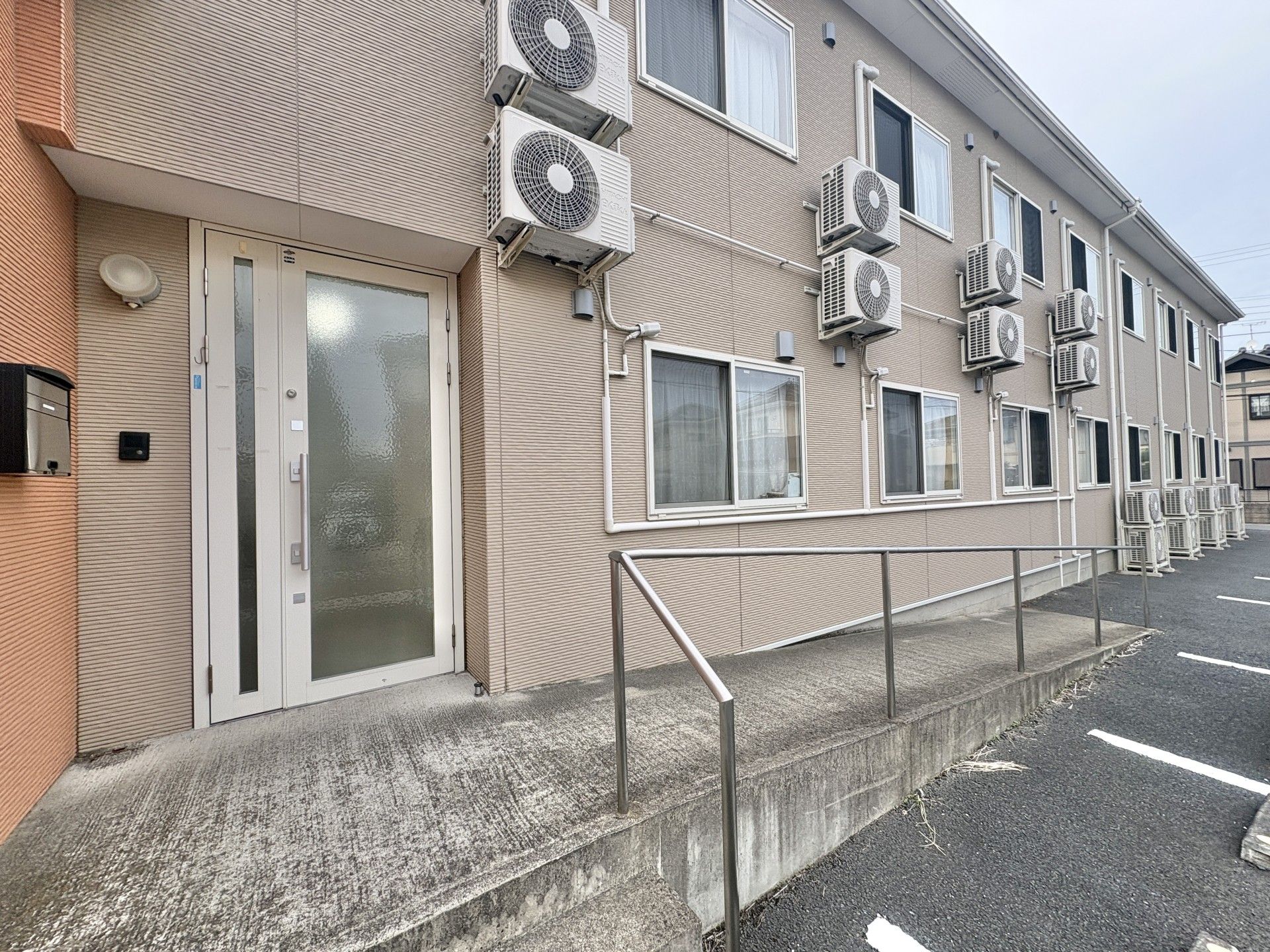 紙を貼るレクリエーションをする高齢女性と女性スタッフ