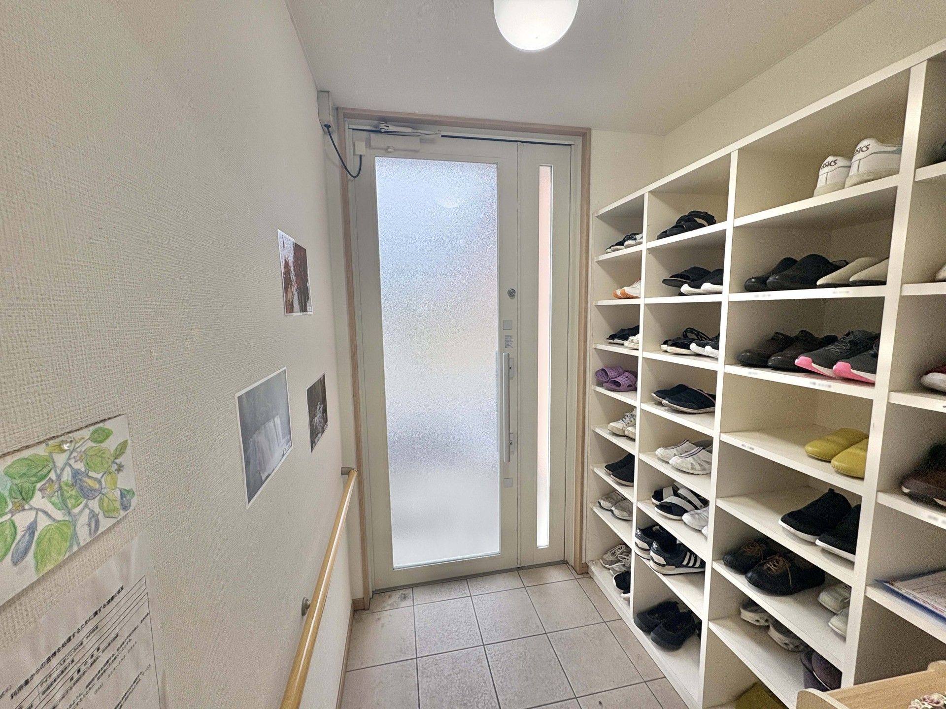 靴が並ぶ玄関の棚