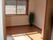 当施設の居室は全て個室である。窓から日差しが差し込み、明るい雰囲気でお過ごしただける。エアコンや観葉植物がある。