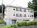 3階建のアパート風の施設になっている。屋根には傾斜がついており、1階部分は水色だが2階と3階はクリーム色の壁になっている。