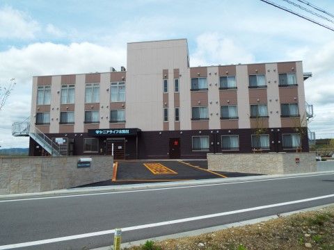 外観はブラウンとアイボリーで、落ち着きと安心感が感じられる。当施設は全館バリアフリーで安心してお過ごしいただける。