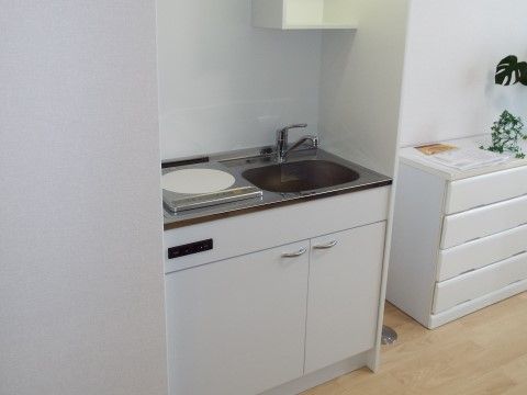 居室内にあるキッチンはIH調理器と水道があるので、ティータイムなどをお楽しみいただける。IHなので火を使わず安心である。