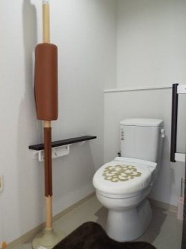 ゆとりのあるトイレには手すりが付いており、転倒などの危険がなく安全にご利用いただける。白を基調としており清潔感がある。