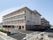 施設の建物は、一部が５階建てになっている。建物前と横には、広い駐車場が設けられている。エントランスには、大きなひさしが設置されている。
