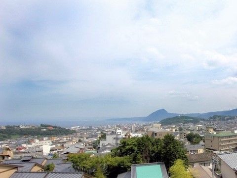 遠くの山並みまでよく見通すことができる、施設から見える風景