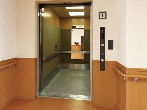 奥行きが十分に広いエレベーターが設置されている。ストレッチャーにより寝たきりの状態でも搬送が可能である。