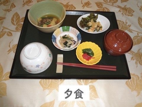 黒いお盆の上に4種類の副菜に加えて汁椀、茶碗が載せられた和定食