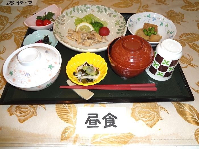 豚肉と茸の炒め物と野菜の煮物、酢の物やデザートのアメリカンチェリー