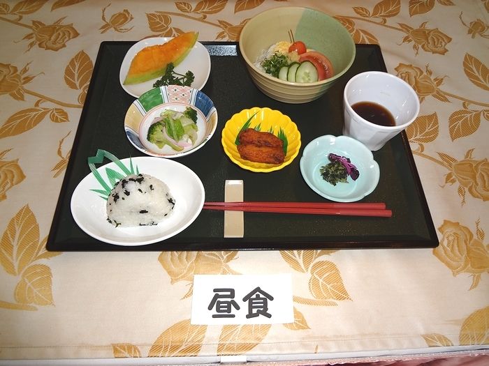 メロンのデザートが付いた、そうめんといなり寿司のセット