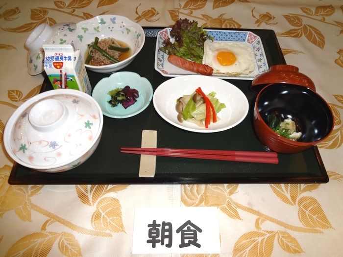 ソーセージと目玉焼き、茸と白菜の炒め物とおしんこが付いたメニュー