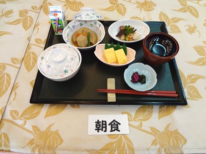厚焼き玉子と野菜の煮物が付いたセット
