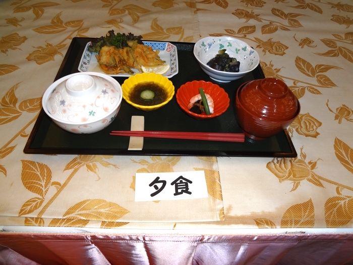 かき揚げとおしんこ、酢の物が付いた和食