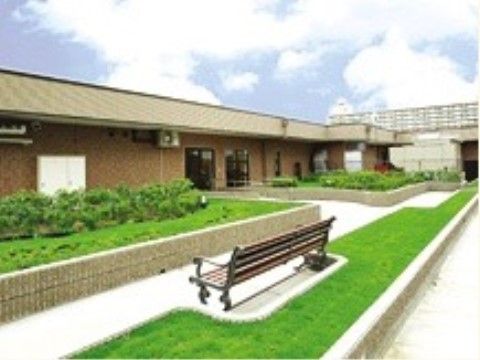 植栽に囲まれた散策路があり、ガーデンベンチが設置されている屋上庭園