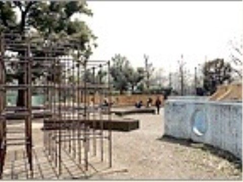 小さな公園が周囲に多数あり、ご家族様やペットなどを連れての散歩など、気分転換に近所の散策を楽しむことができる。