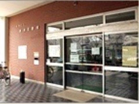 近所には大きな図書館がある。天気の悪い日や、読書好きの方など、本を借りてきて自室での読書などを楽しむことができる。