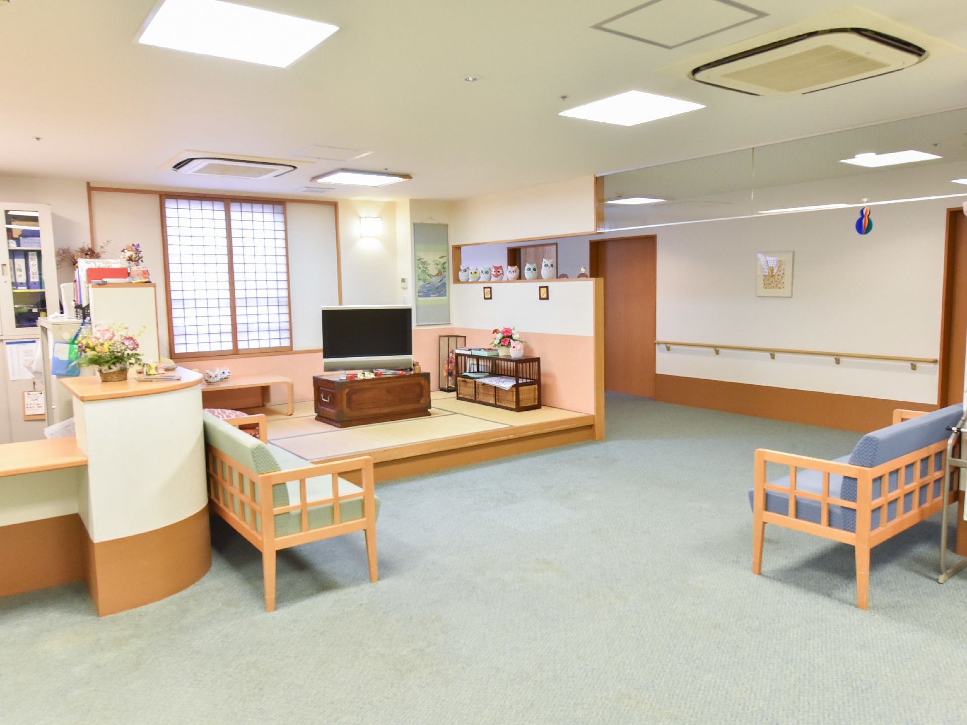 受付の横のロビーには多人数がけのソファが2台置いてある。あがりの座敷もあり、その向こうが廊下につながっている。