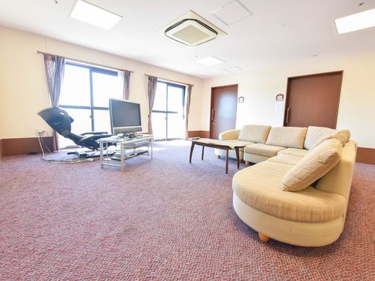 広々とした待合室。