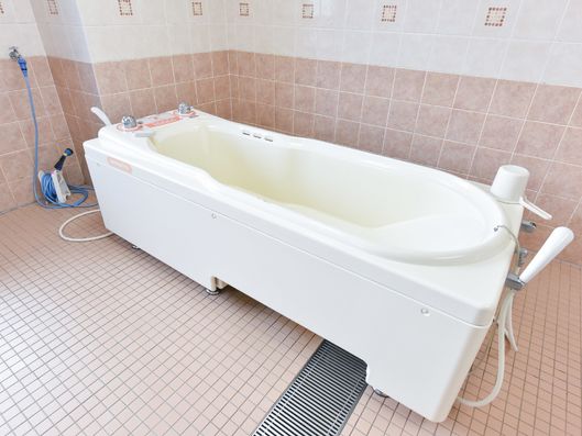介助用浴槽。