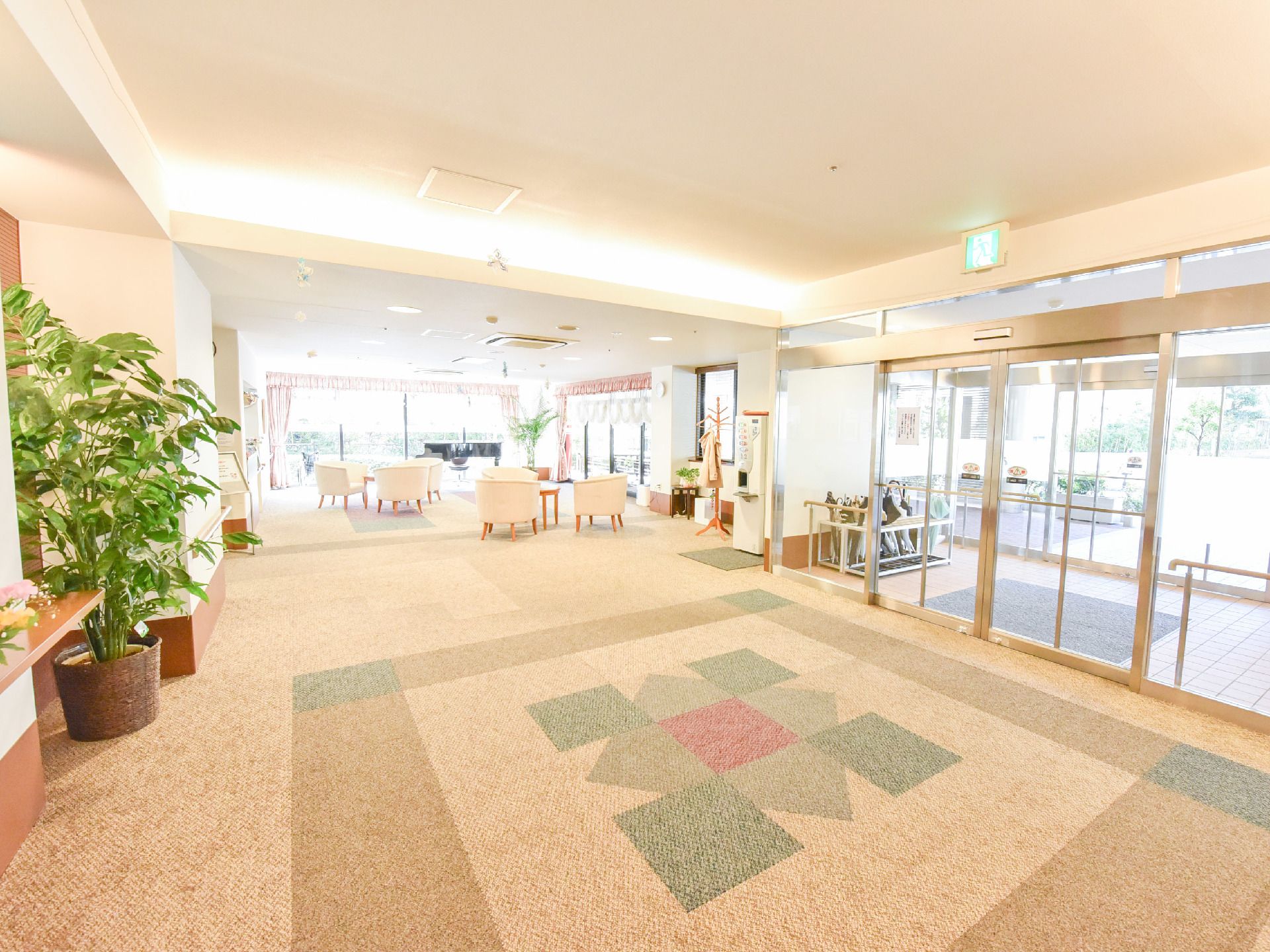 出入口は自動ドア間に風除室が設けられている。バリアフリーで外部から速やかに建物内に入ることが出来る。