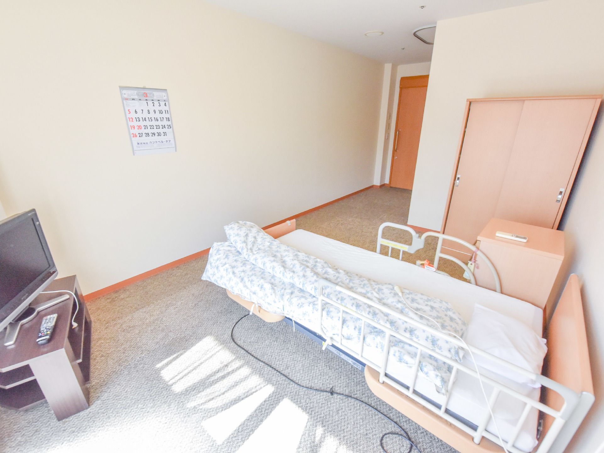 居室は、ベッドは寝起きの手助けとなる電動介護ベッドが設置されており、チェストなども置かれているが、広さにゆとりがある。