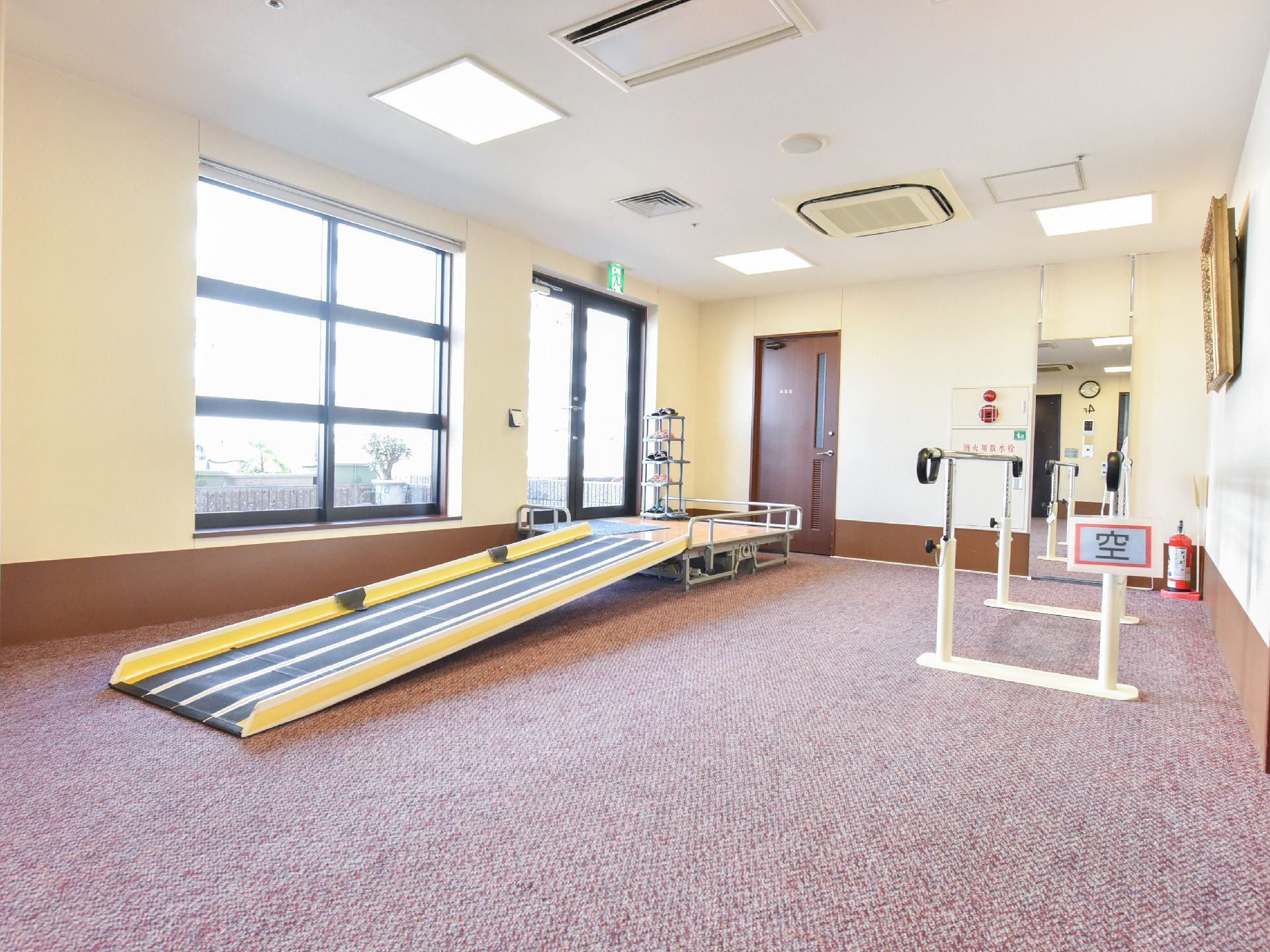 リハビリは、外観が望める大きな窓のある部屋で専門のトレーナーから指導が受けられる。介護予防機器を導入している。
