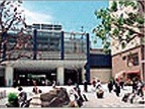赤羽駅のロータリーの木のしたで待ち合わせをしている人がたくさんいる。
