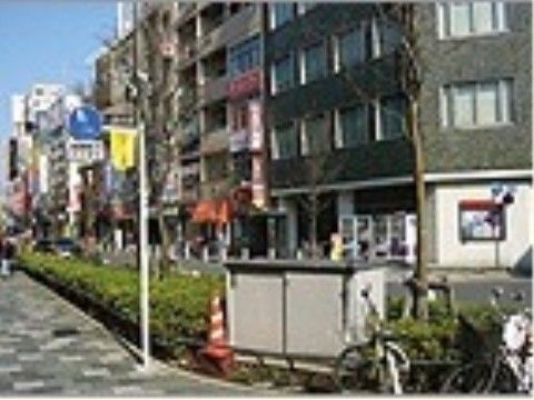 駅前のビルの様子。ゴミが少なくきれいである。