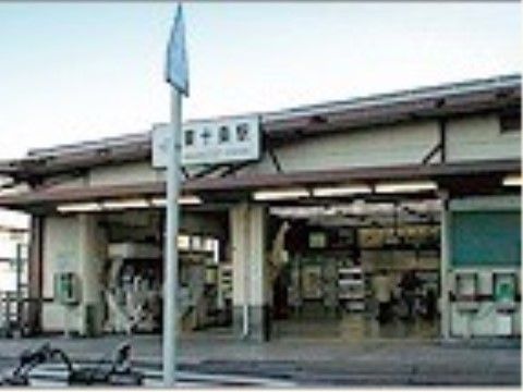 自転車がとまっている駅前ロータリー。