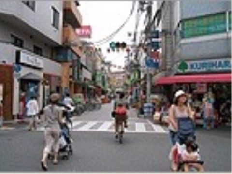 駅周辺の商店街の様子。ベビーカーを押している人が多い。