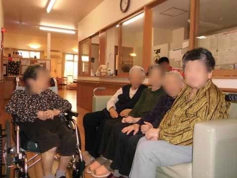 ソファや車いすに座って集まっている５名の女性入居者様