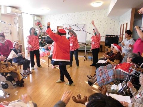 季節のイベントにちなんだコスチュームでの出し物を見ている入居者様たち