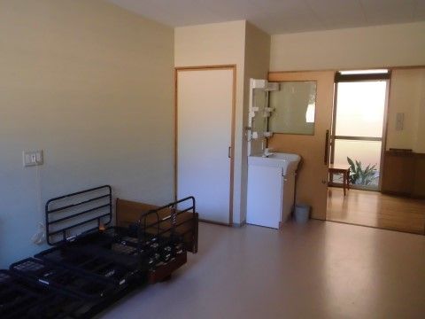 広々とした居室は、引き戸の扉があり、床は廊下からフラットに設計されている。車椅子をご利用の方もスムーズに移動できるバリアフリーとなっている。